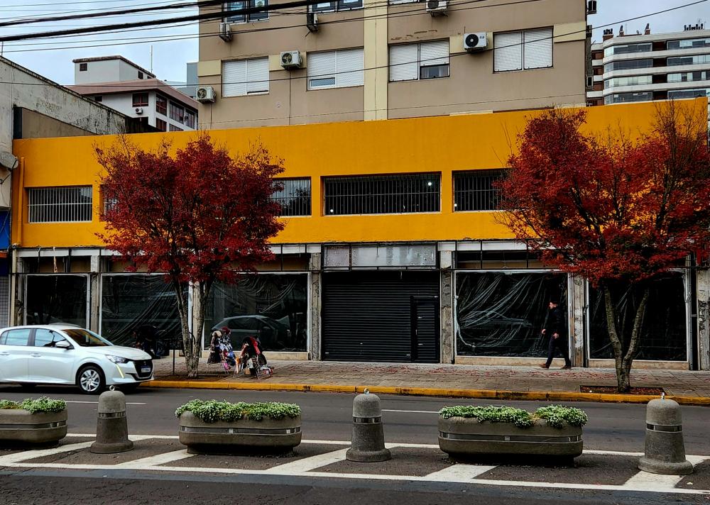 Prédio já começa a ganhar a cor amarela das Pernambucanas - Foto: NB Notícias 