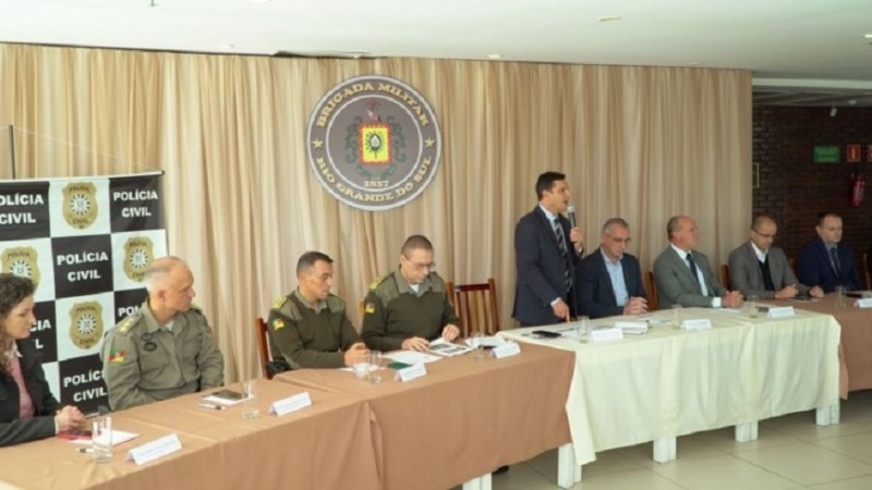 Santarosa (em pé) conduziu a reunião de análise estratégica com todas as forças de segurança no município - Foto: Grégori Bertó / SSP