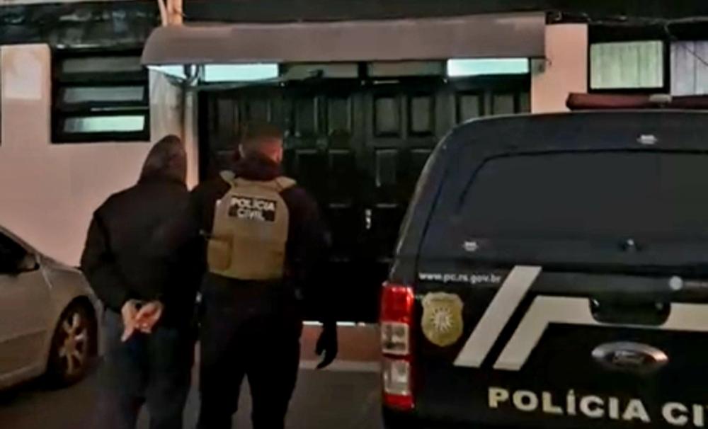 Homem de 25 anos foi preso durante cumprimento de mandado de busca e apreensão - Foto: Polícia Civil 