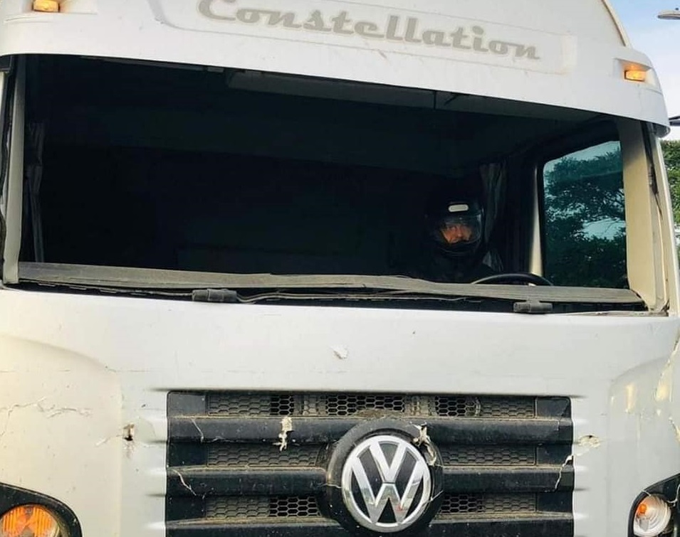 Homem é flagrado dirigindo caminhão sem para-brisa em Santa Catarina