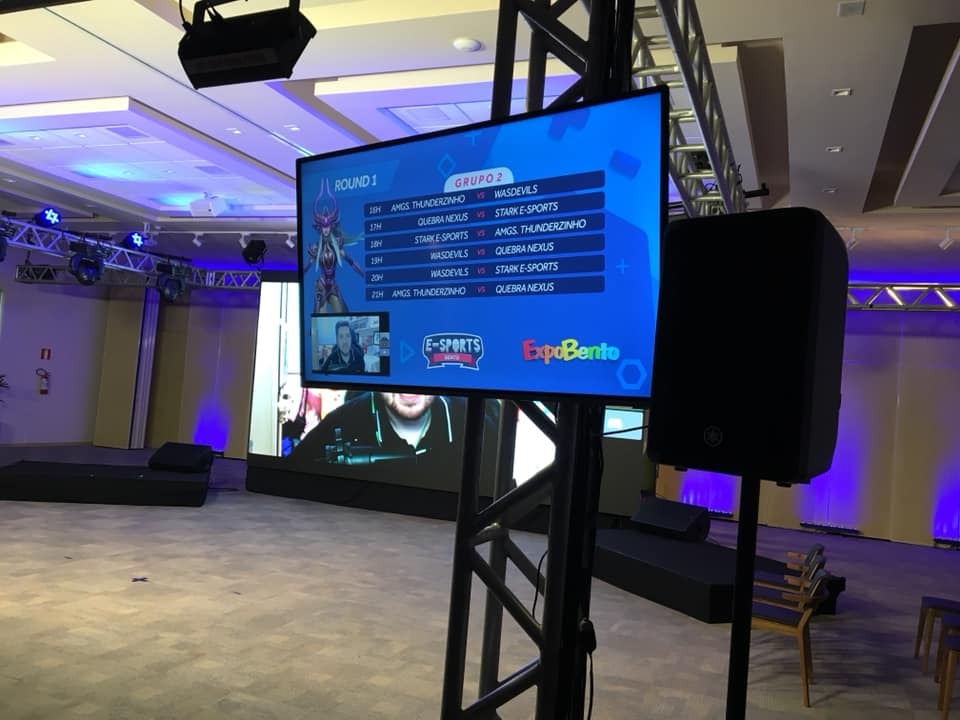 É possível acompanhar as partidas pelos telões espalhados pela Feira. 