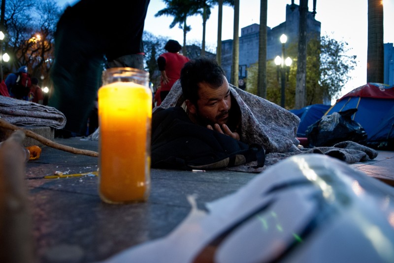 Frio leva pessoas em situação de rua a se abrigar no Metrô de SP
