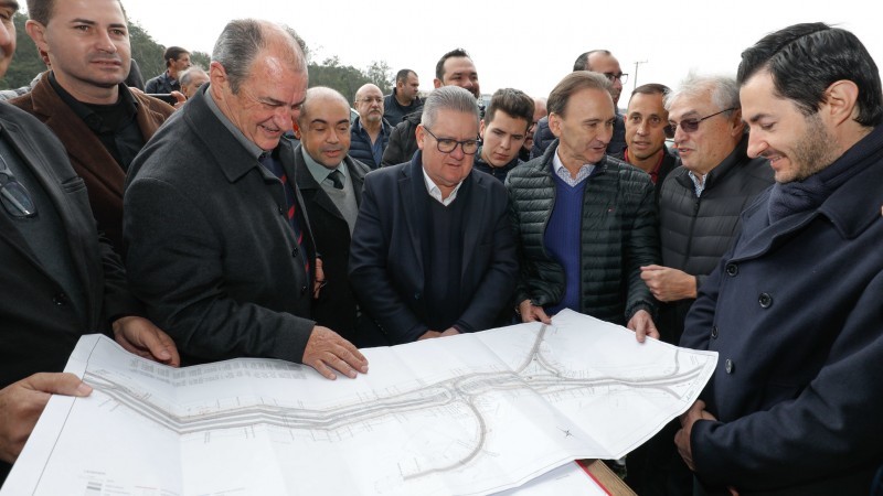Governador assinou ordem de início do conjunto de obras na ERS-118 que receberá R$ 28 milhões em recursos do Estado - Foto: Itamar Aguiar / Palácio Piratini