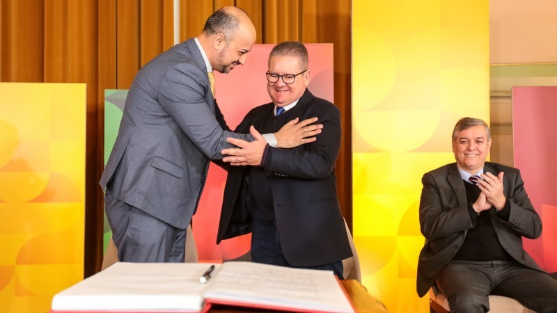 Governador Ranolfo cumprimenta o secretário Maraschin, que assume em lugar de Brum - Foto: Gustavo Mansur / Palácio Piratini