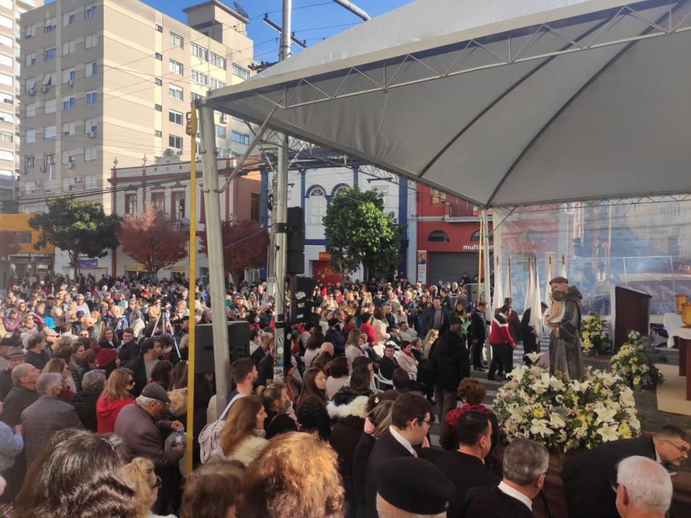 As celebrações desta segunda-feira, 13, reuniram milhares de devotos no centro de Bento Gonçalves. Crédito: Renata Oliveira/NB Notícias