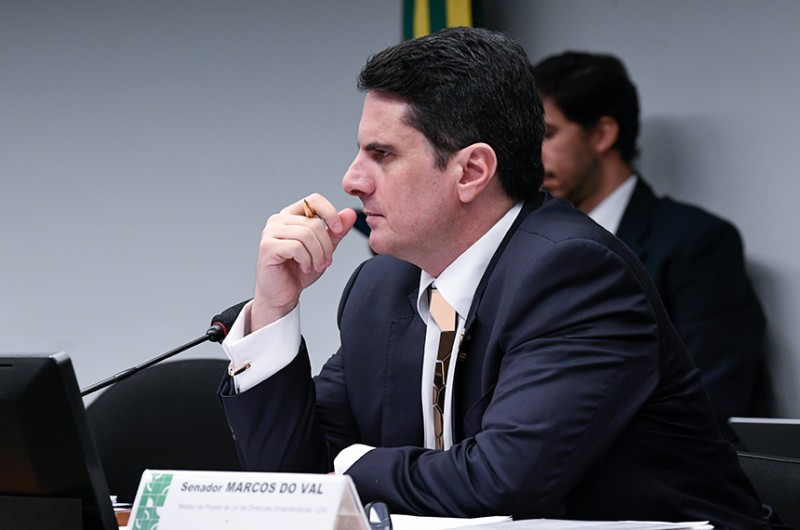 O senador Marcos do Val entregou o relatório preliminar da Lei de Diretrizes Orçamentárias na quarta-feira (8). Ele acatou duas emendas integralmente; nove, parcialmente e cinco foram rejeitadas - Roque de Sá/Agência Senado