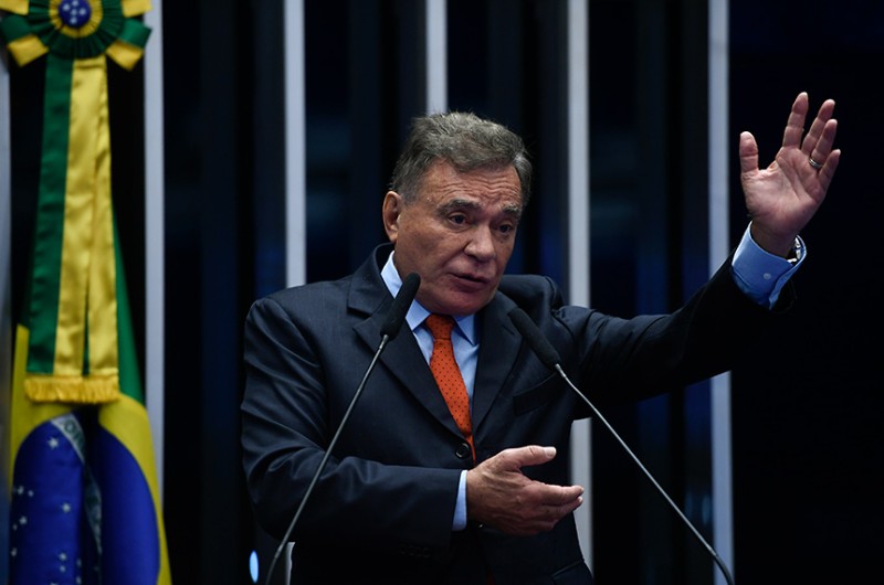 Alvaro Dias defende fim do foro privilegiado