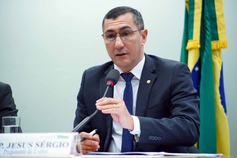 Jesus Sérgio: mudança de propriedade não pode permitir o descumprimento de contratos - (Foto: Will Shutter/Câmara dos Deputados)