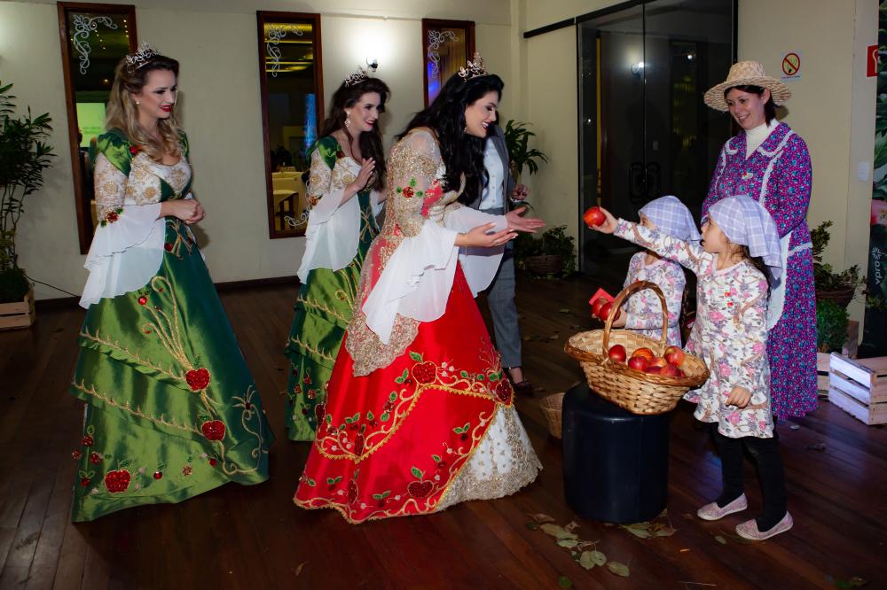 A corte atual é formada pela a Imperatriz Fernanda Fracasso e princesas Bruna Zanotto e Francine Kesties Bortoli. Crédito: Ivane Bissani/VB Vídeo Produções/XI Femaçã 