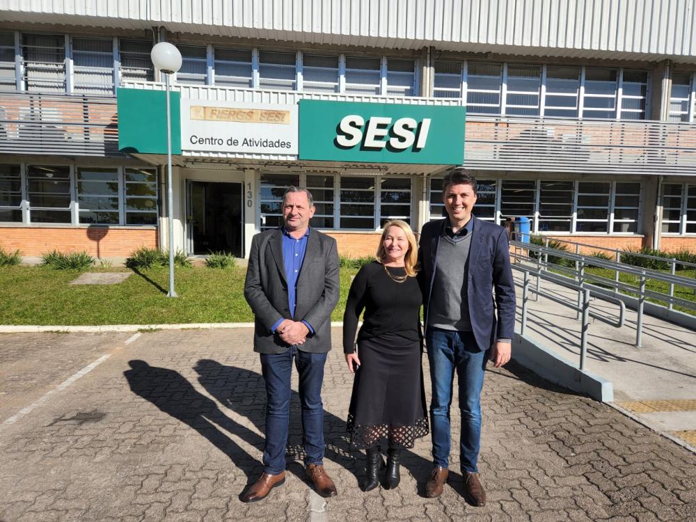 A escola será construída onde hoje é o campo de futebol do Sesi. Na foto, o presidente do Conselho do SESI em Bento, Ivacir Foresti (de azul), juntamente com a representante do setor moveleiro, Maristela Longhi e o superintendente do SESI-RS, Juliano Colo