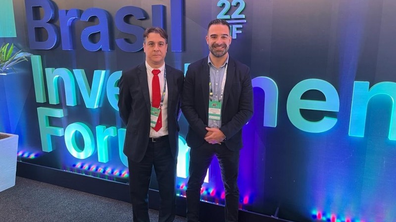 O diretor Leonardo Neves e o coordenador jurídico Vinícius Winter representaram a Sedec no BIF22, em São Paulo - Foto: Sedec / Divulgação