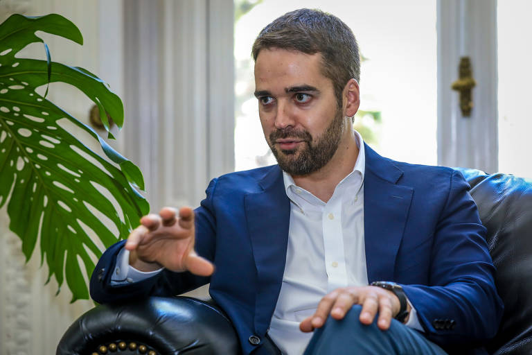 Justiça dá 48 horas para Eduardo Leite explicar recebimento de pensão especial