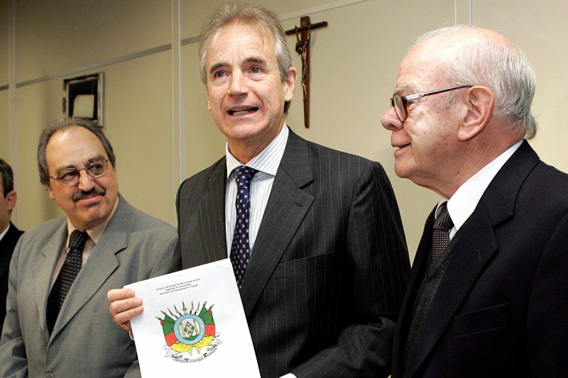 Proença (no centro da foto) estava internado há mais de três meses no hospital Albert Einstein