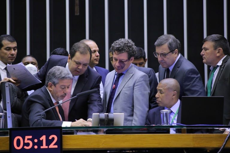 Presidente Arthur Lira, sentado à esquerda, vai ouvir líderes sobre votações da semana - (Foto: Michel Jesus/Câmara dos Deputados)