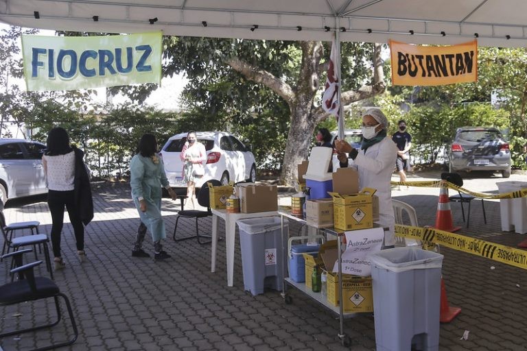 Governo afirma que terá doses suficientes para vacinar grupos prioritários e população-alvo - (Foto: Breno Esaki/Agência Saúde DF)