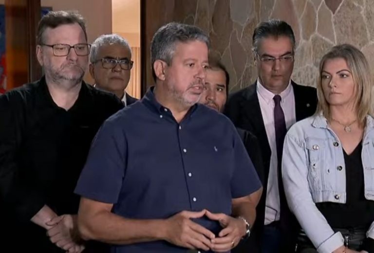 Arthur Lira (D) em entrevista após reunião de líderes partidários - (Foto: Marina Ramos/Câmara dos Deputados)