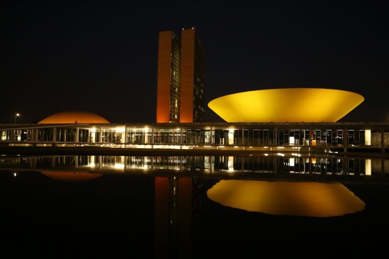 Câmara e Senado costumam ganhar iluminação colorida em datas especiais - (Foto: Najara Araújo/Câmara dos Deputados)
