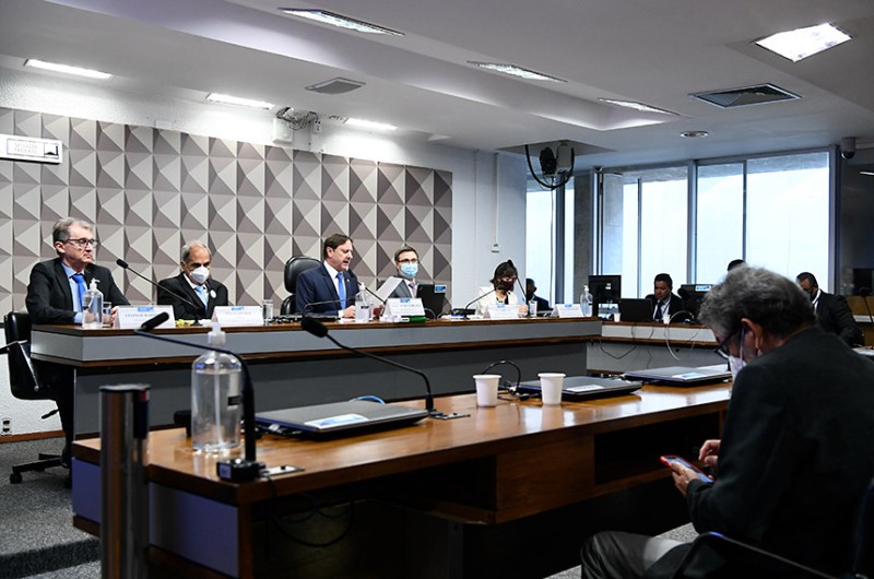 Presidente da CRA, Acir Gurgacz (C), entre Daroncho, Amaral, Carbonari e Naiara - Geraldo Magela/Agência Senado