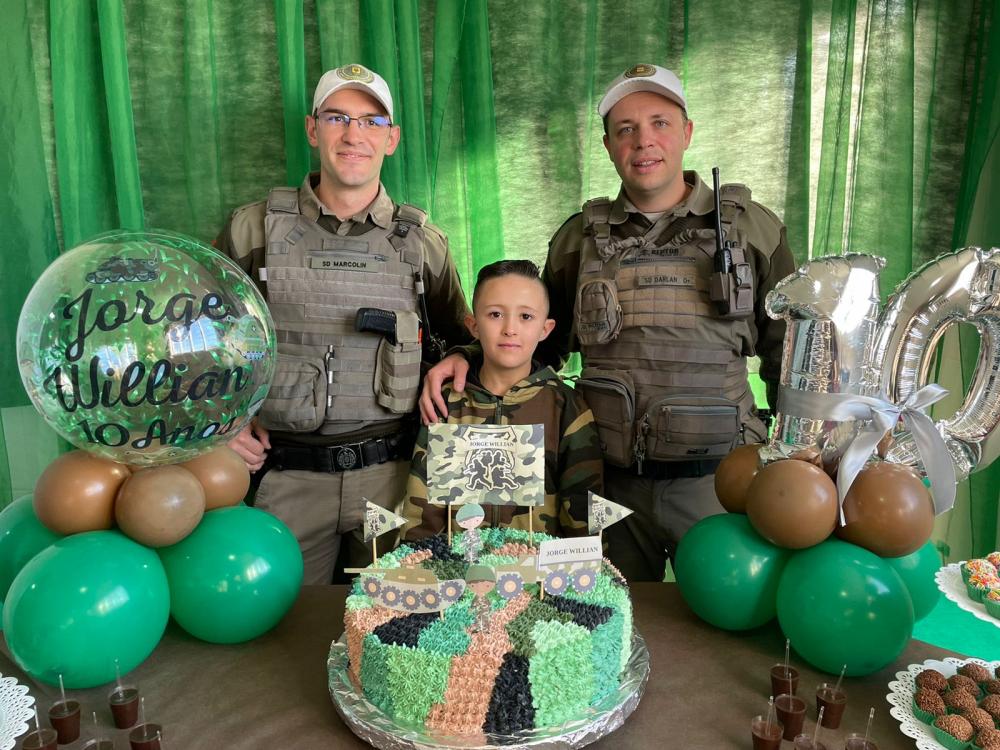 Soldados da BM fazem a alegria de aniversariante no Vila Nova II