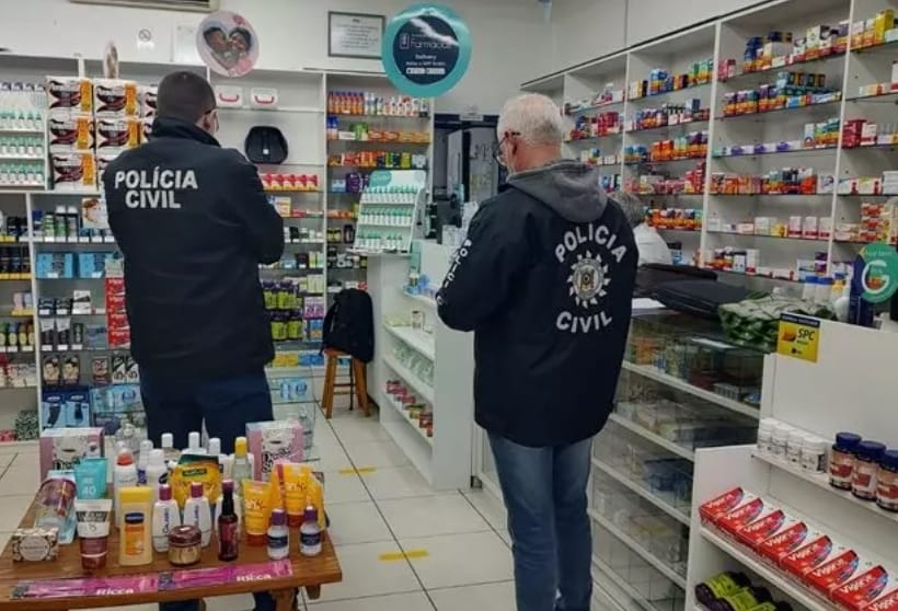Policiais estiveram cumprindo mandado na farmácia na tarde desta sexta-feira - Foto: Guilherme Kalsing/Estação FM/Divulgação
