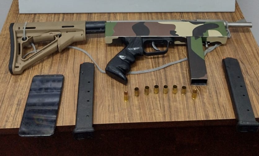 Jovem é preso com submetralhadora em Farroupilha