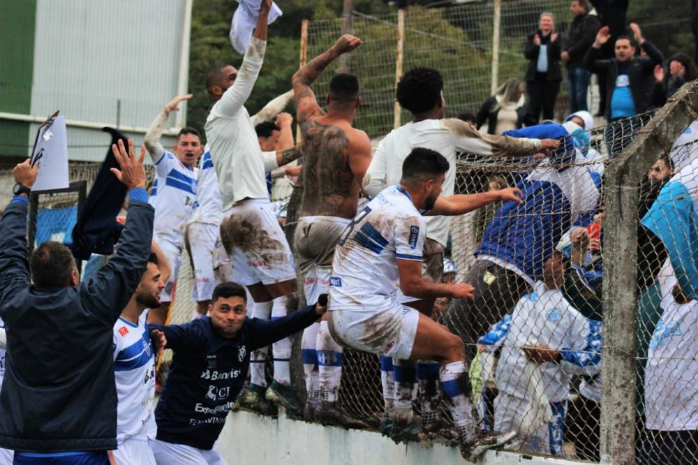 Jogadores comemoraram com a torcida que foi a Santa Cruz do Sul acompanhar a equipe - Foto: Kevin Sganzerla/NB Notícias