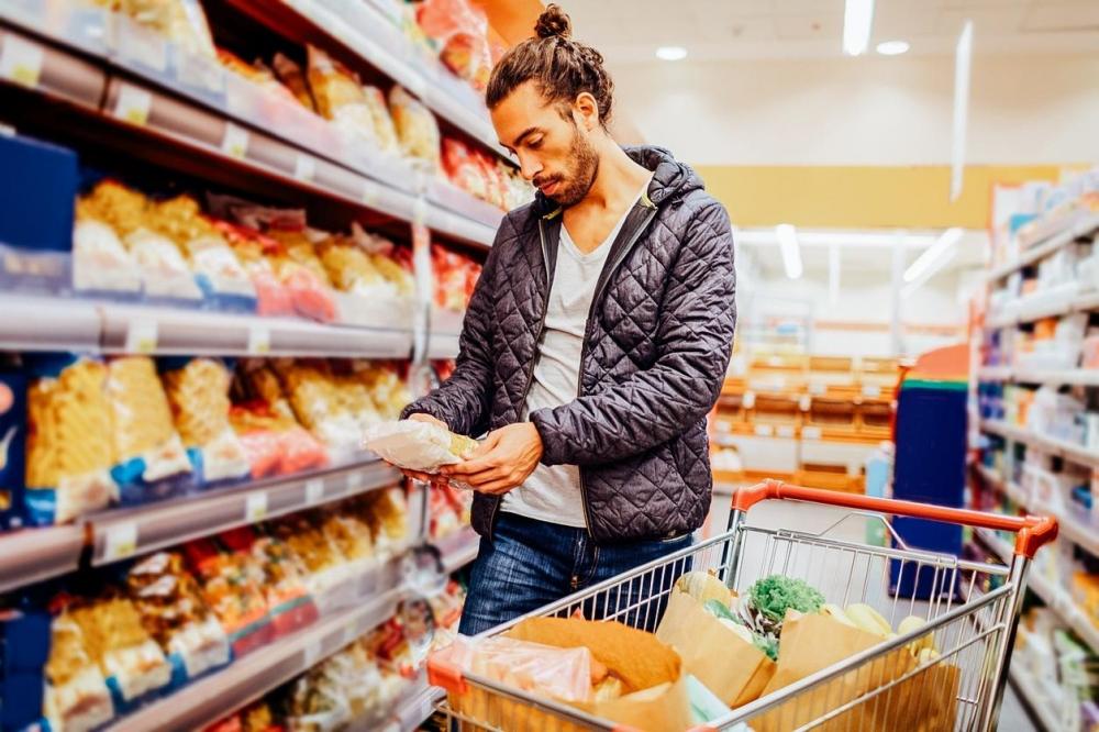 Para ajudar os consumidores a compararem os preços, a economista recomenda consultar o preço por unidade de medida: litro, quilo ou metro.