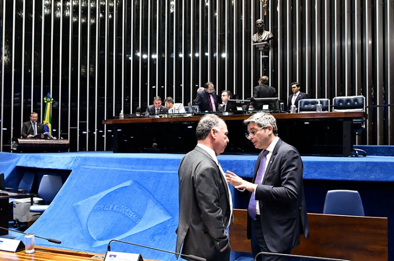 Fernando Bezerra (E), relator, conversa no Plenário com o autor da proposta, Carlos Portinho, no dia 13 deste mês - Waldemir Barreto/Agência Senado