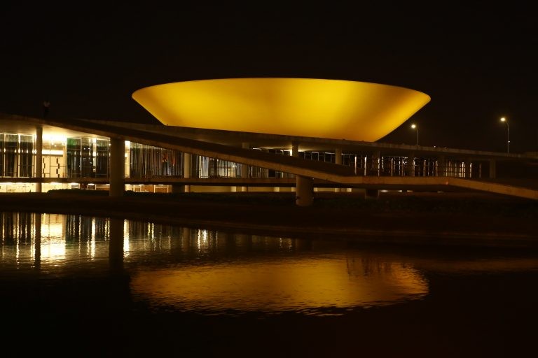 Prédio da Câmara costuma receber iluminação colorida em datas especiais - (Foto: Najara Araújo/Câmara dos Deputados)