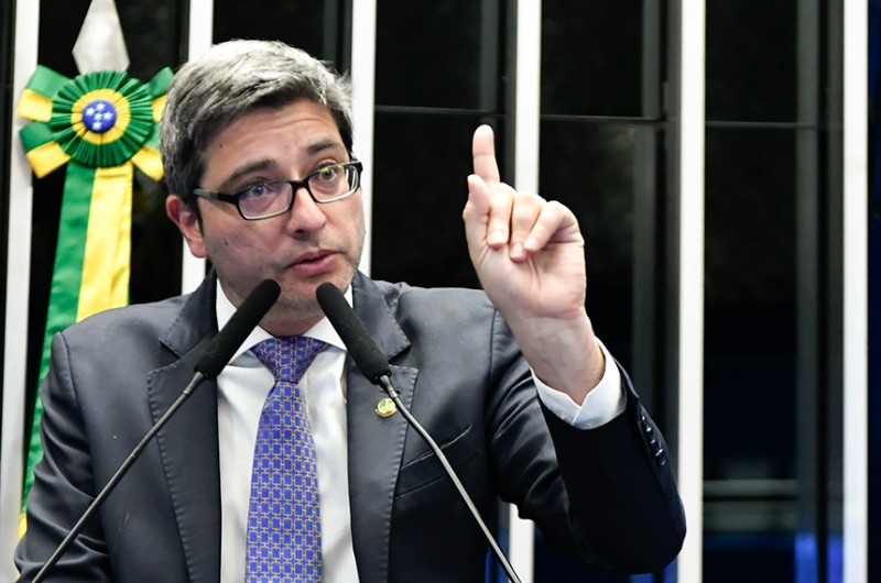 Carlos Portinho entregou requerimento à Presidência do Senado nesta terça-feira (28) — mesmo dia em que a oposição protocolou pedido de criação de uma CPI para investigar o MEC — em que defende princípio da isonomia - Waldemir Barreto/Agência Senado