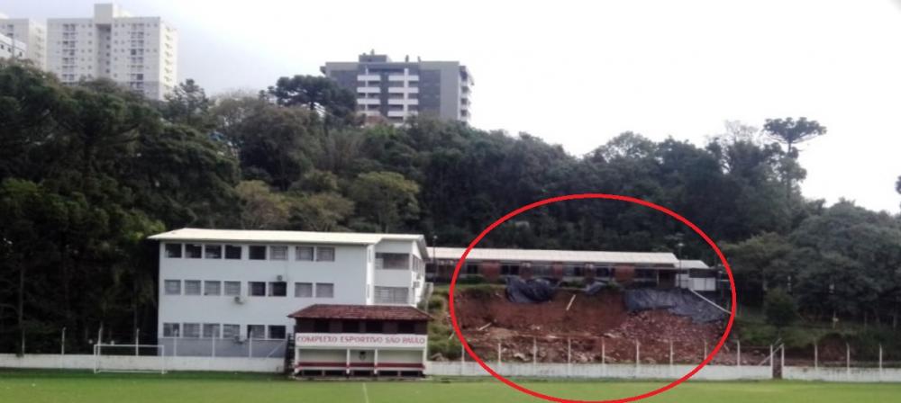 A construtora Fro Engenharia, de Porto Alegre, recebeu mais de R$ 100 mil “apenas” para abrir uma cratera no espaço da Escola Alfredo Aveline. Crédito: NB Notícia