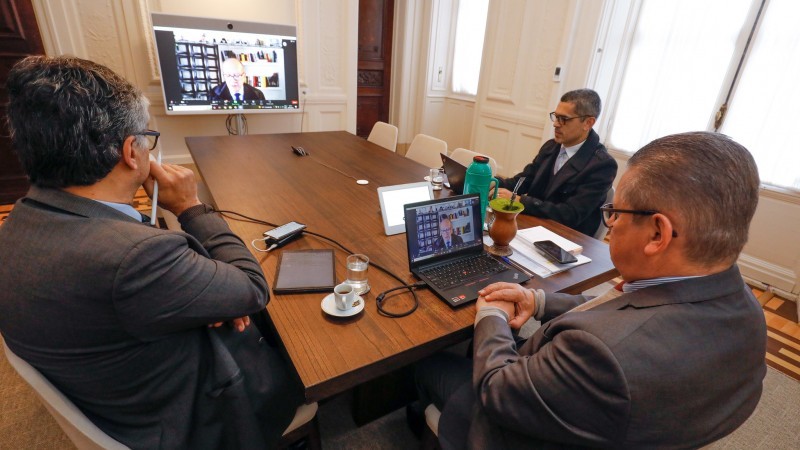 Governador Ranolfo e integrantes da equipe da Secretaria da Fazenda participaram da reunião com o ministro por videoconferência - Foto: Itamar Aguiar / Palácio Piratini
