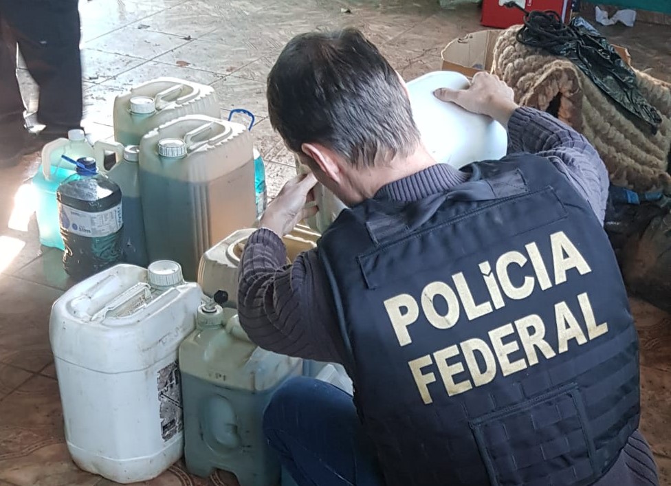 Policiais apreenderam vários galões na casa de um suspeito, que fugiu do local - Foto: Polícia Federal/Divulgação