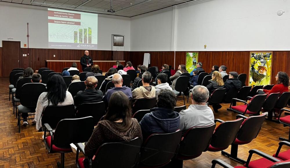 Familiares conheceram a estrutura da Cooperativa Vinícola Garibaldi. Crédito: Divulgação