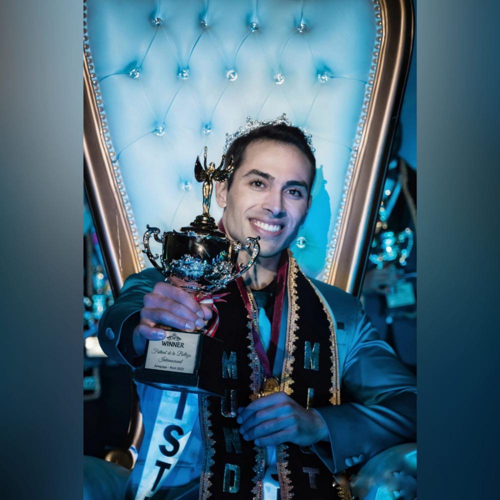 Alexandro se destacou entre os outros 15 candidatos e garantiu o título de Mister Mundial 2022. Crédito: Divulgação 