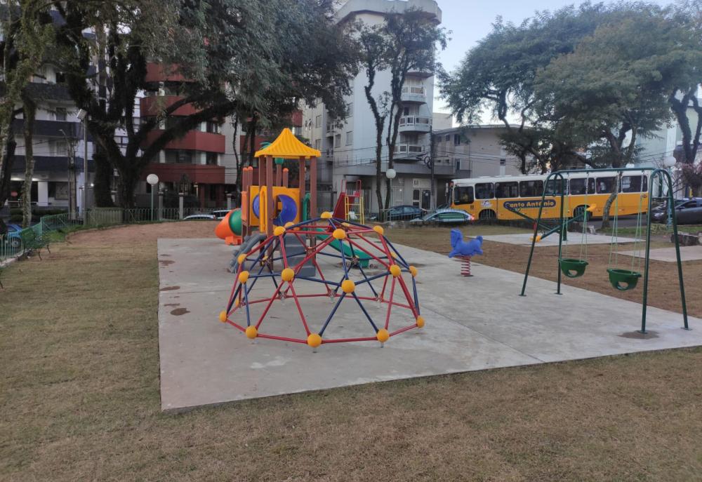 Segundo a Prefeitura, será colocado um piso emborrachado no lugar de areia. Crédito: Renata Oliveira/NB Notícias