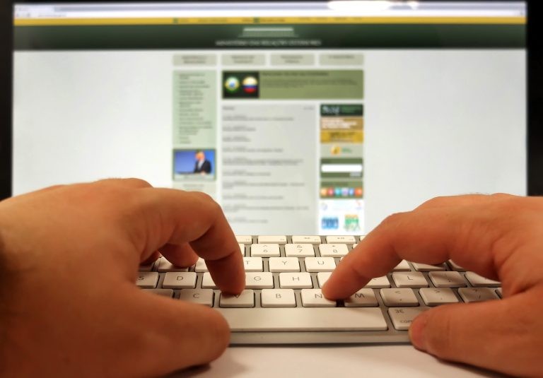 35,5 milhões de brasileiros ainda não têm acesso à internet - (Foto: Rafael Neddermeyer)