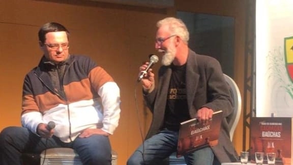 Leomar e Antônio são mestres em bebidas destiladas e colocam um pouco do seu conhecimento na obra literária