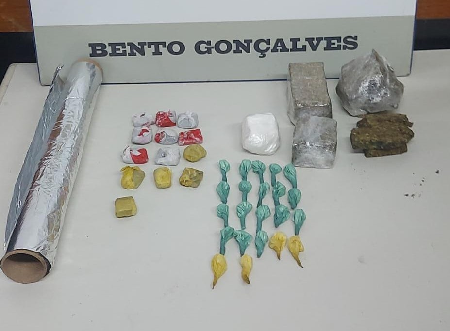 Policiais da Brigada Militar apreendem drogas no bairro Vila Nova em Bento