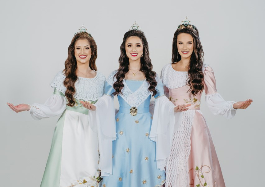 A corte da 24ª Festa Nacional do Kiwi, com a soberana Laura Verona Bet e as princesas Milena Broilo e Ana Paula Casa. Crédito: Divulgação