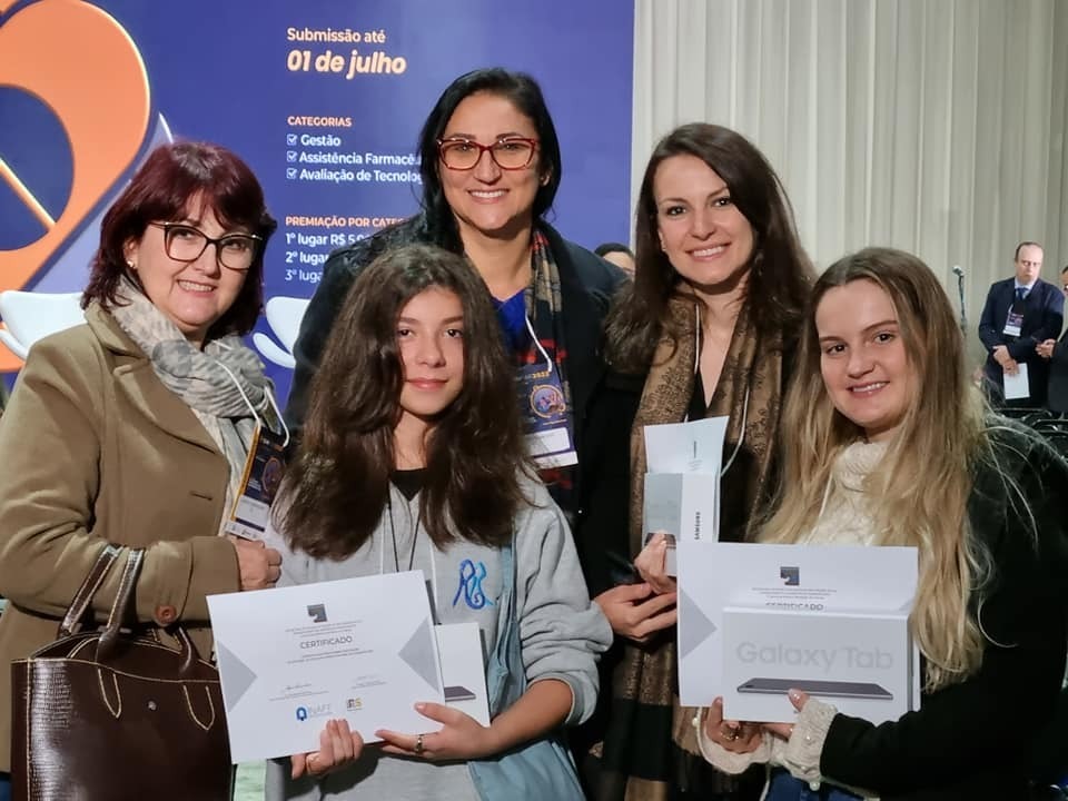 Monte Belo do Sul ganha destaque em simpósio farmacêutico pelo projeto 'Farmácia vai à escola'