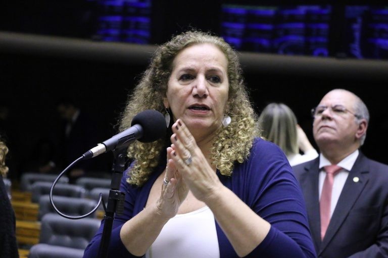 Deputados comemoram acordo para derrubar vetos a propostas de incentivo à cultura; acompanhe