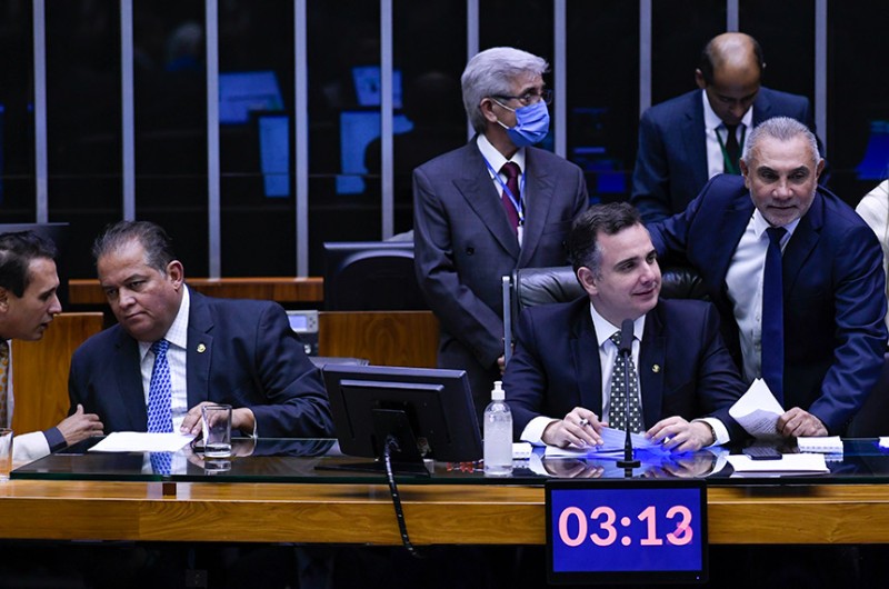 Pacheco (entre Eduardo Gomes e Temário Mota), que presidiu a sessão, foi também relator do projeto no Senado - Jefferson Rudy/Agência Senado