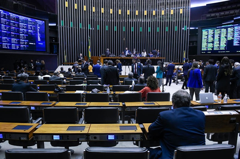 Congresso derrubou veto de Bolsonaro e agora obrigatoriedade de itens de segurança será reinserida na lei