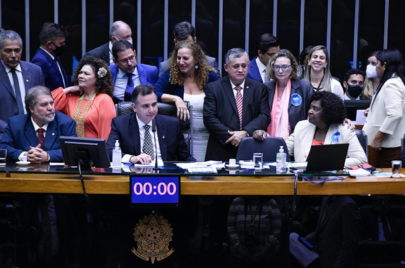 Cercado de deputados e senadores, o presidente do Congresso, Rodrigo Pacheco, comanda sessão na qual foram votados vetos presidenciais - Jefferson Rudy/Agência Senado