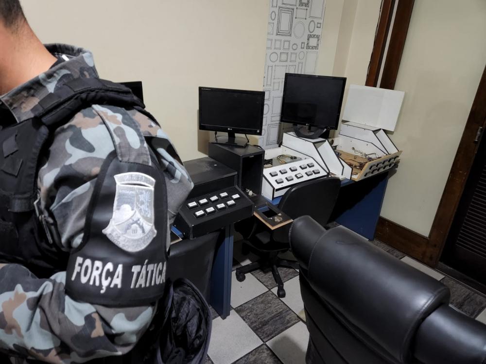 Policiais surpreenderam proprietários e jogadores do bingo clandestino