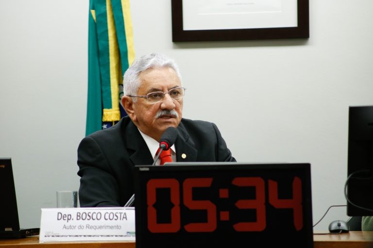 Comissão aprova projeto que permite cassar carteira de motorista por crime contra a mulher ocorrido no trânsito