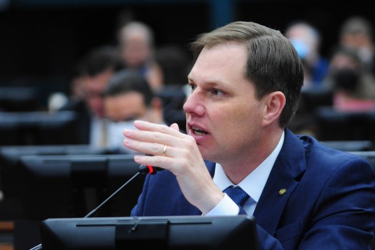 Deputado Lucas Redecker reuniu o texto de dois projetos - (Foto: Billy Boss/Câmara dos Deputados)