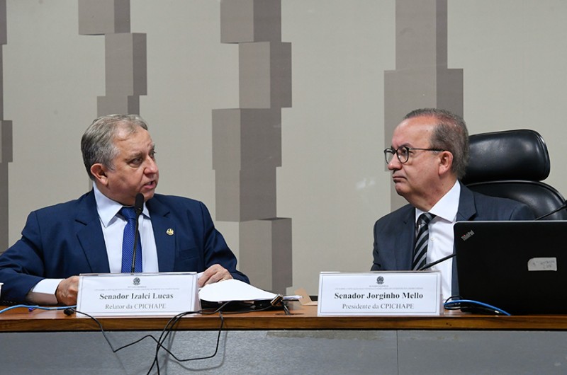 Izalci Lucas (PSDB-DF), relator, conversa com o presidente da CPI, Jorginho Mello (PL-SC) - Edilson Rodrigues/Agência Senado