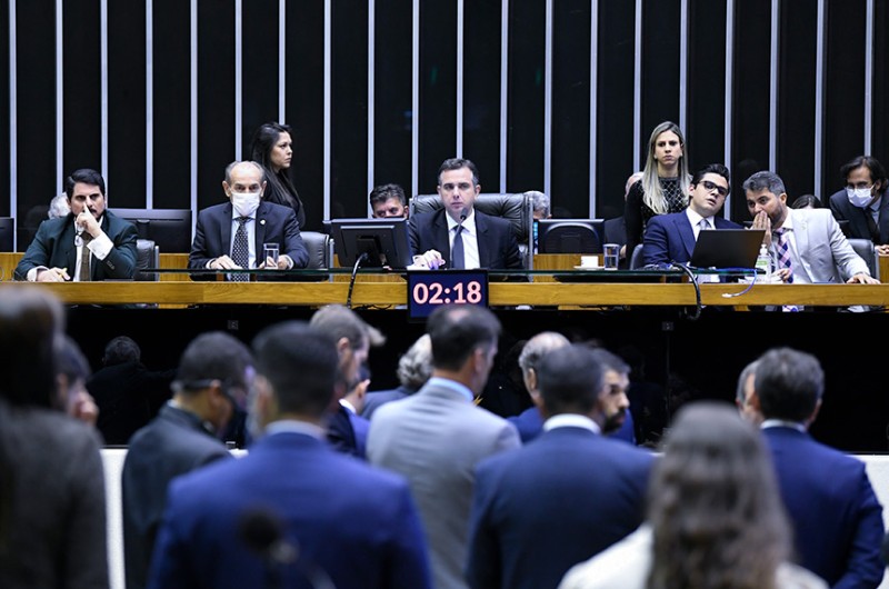 Impasse sobre inversão de pauta e anúncio da retirada do texto da medida relativa à impositividade das emendas de relator da LDO motivaram a suspensão - Roque de Sá/Agência Senado